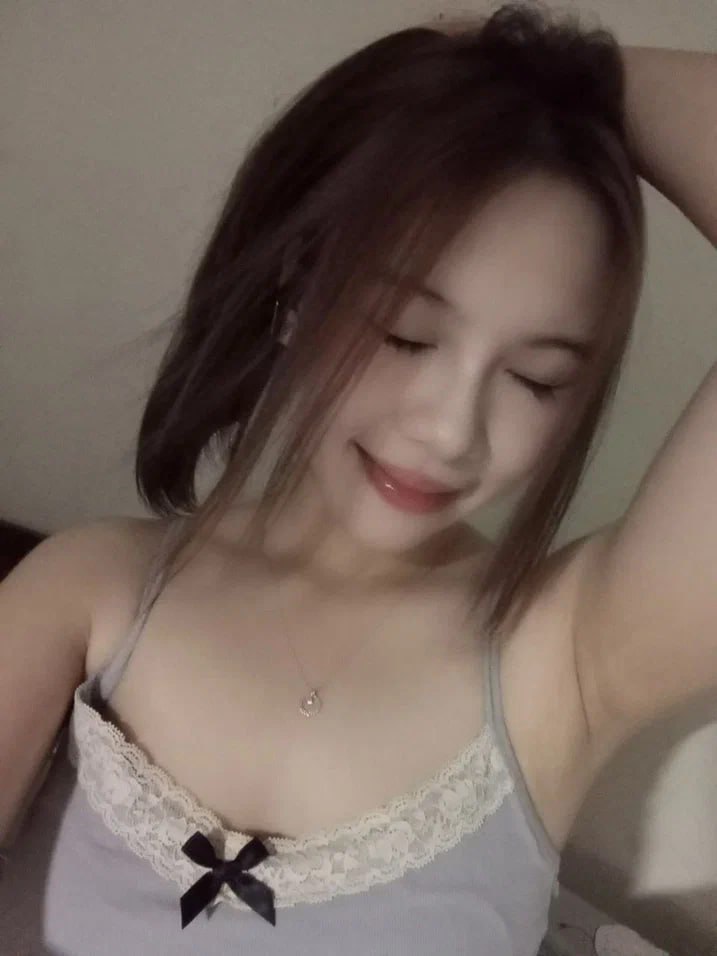 Đồng phục học sinh tất trắng, cô gái tóc đuôi ngựa thuần khiết dịu dàng, người đàn ông đeo mặt nạ chiến đấu đầy đam mê, thân hình nhỏ nhắn rất bền bỉ